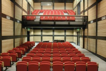 La salle des Bains-Douches à Lignières vue de la scène La salle des Bains-Douches à Lignières vue de la scène